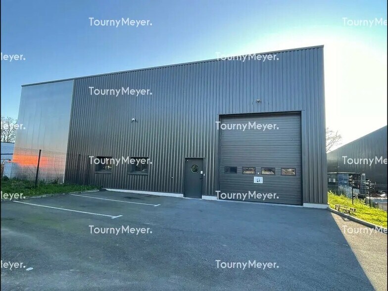 Local d’activités dans Plescop à louer - Photo de l’immeuble – Image 1 sur 3