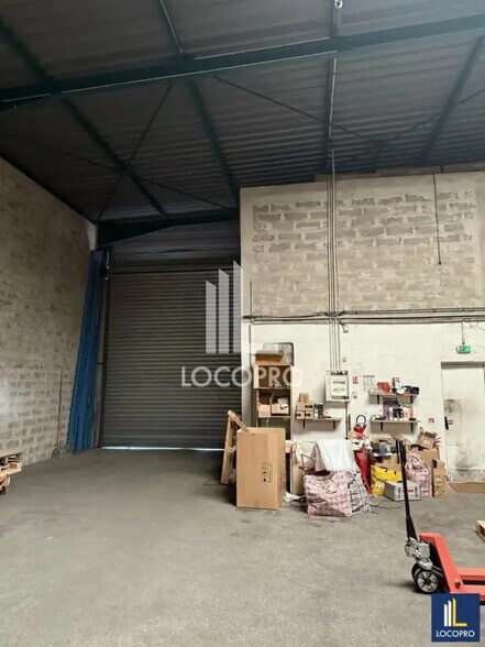 Local d’activités dans Carros à louer - Photo de l’immeuble – Image 2 sur 4