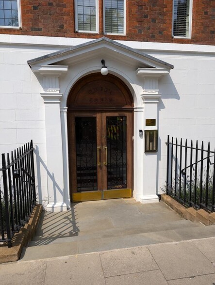 23 Queen Sq, Londres à vendre - Photo de l’immeuble – Image 3 sur 4