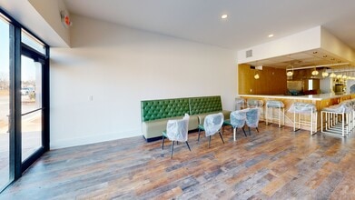 1 W Main St, Buford, GA à louer Numérisation 3D Matterport– Image 1 sur 11