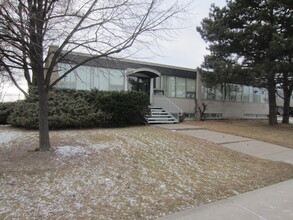 76 Signet Dr, Toronto, ON à louer Photo de l’immeuble– Image 2 sur 11