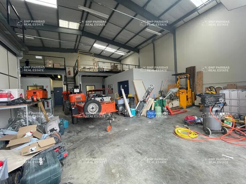 Local d’activités dans Brignais à louer - Photo de l’immeuble – Image 3 sur 10