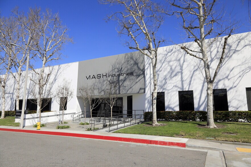 7150 Village Dr, Buena Park, CA à vendre - Photo de l’immeuble – Image 1 sur 11