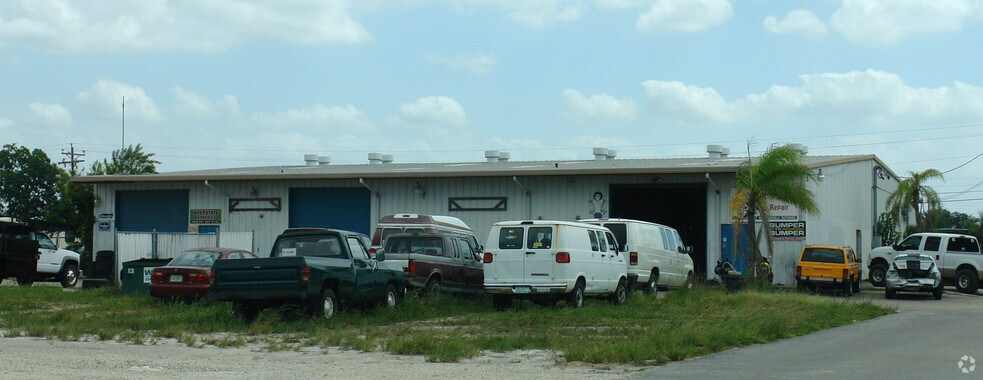 1044 NE Pine Island Rd, Cape Coral, FL à louer - Photo principale – Image 3 sur 9