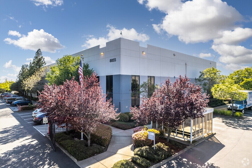 8860 Industrial Ave, Roseville, CA à louer - Photo principale – Image 2 sur 29