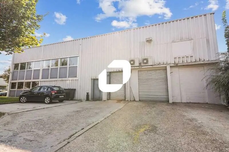 13 Avenue Des 3 Peuples, Montigny-le-Bretonneux à louer - Photo de l’immeuble – Image 1 sur 18