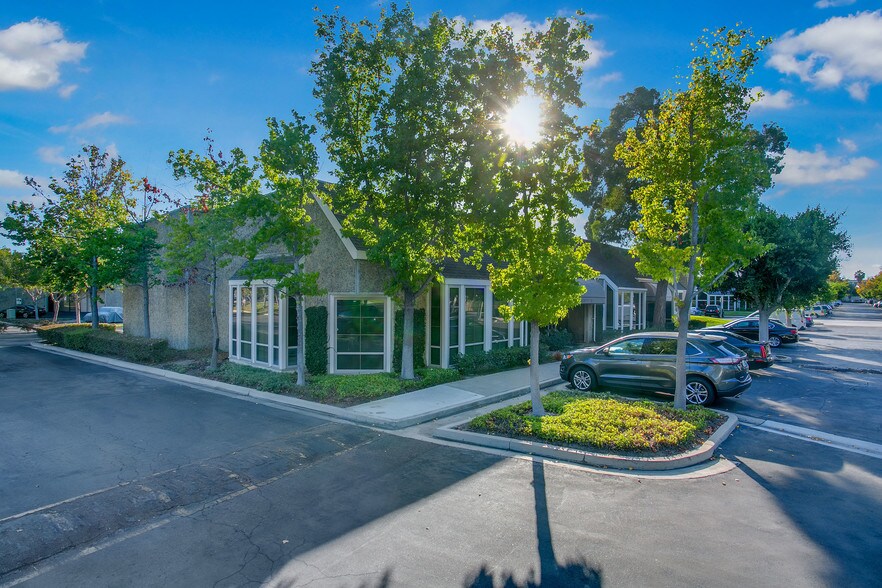 151 Kalmus Dr, Costa Mesa, CA à vendre - Photo de l’immeuble – Image 3 sur 8