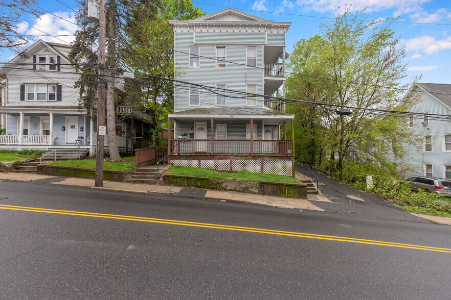 46 Washington St, Waterbury, CT à vendre - Photo principale – Image 1 sur 15