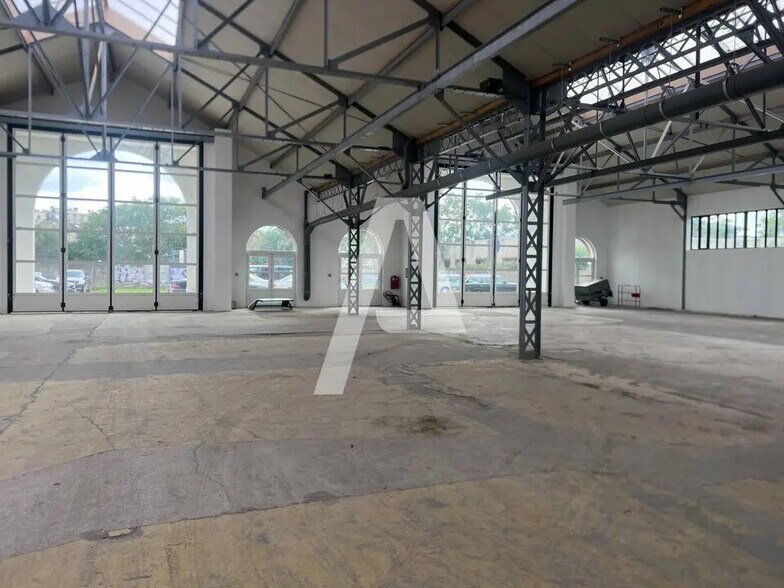 Local d’activités dans Ivry-sur-Seine à louer - Photo de l’immeuble – Image 1 sur 9
