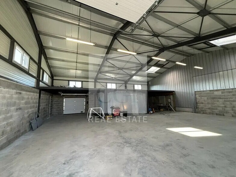 Local d'activités dans Luzinay à vendre - Photo de l’immeuble – Image 3 sur 8