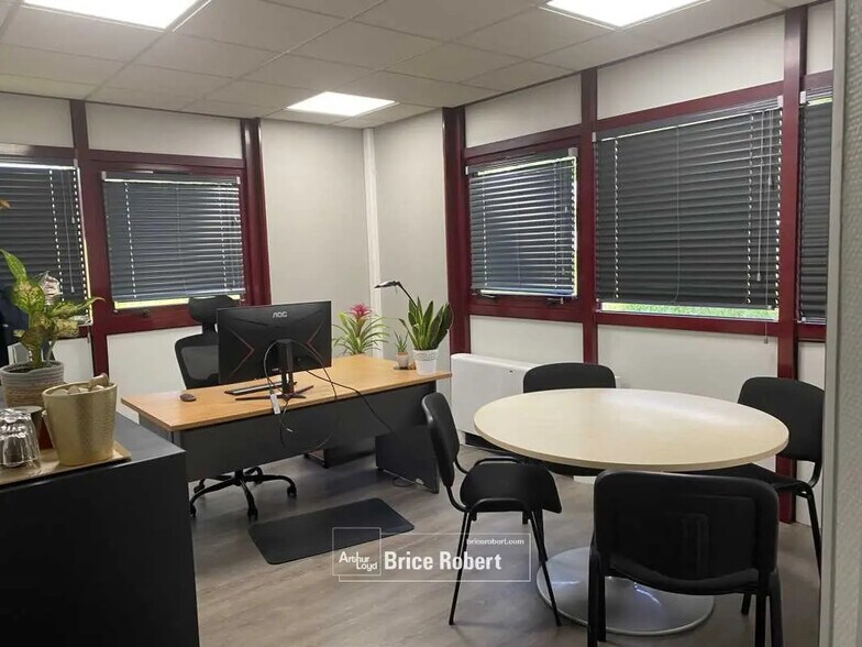 Bureau dans L'Isle-d'Abeau à vendre - Photo de l’immeuble – Image 2 sur 11