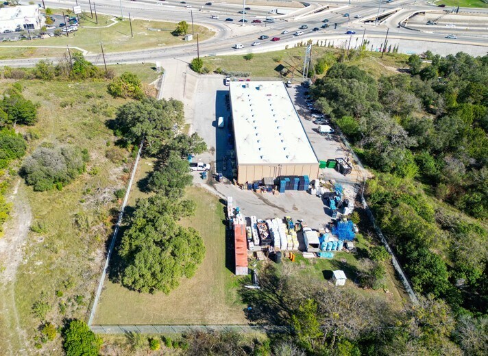 505 Yager Ln W, Austin, TX à louer - Photo de l’immeuble – Image 3 sur 13