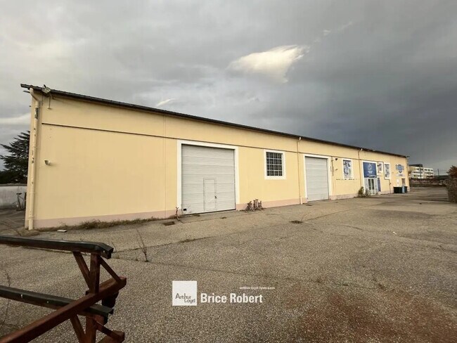 Plus de détails pour 21 Rue Jean Jaurès, Meyzieu - Local d'activités à louer