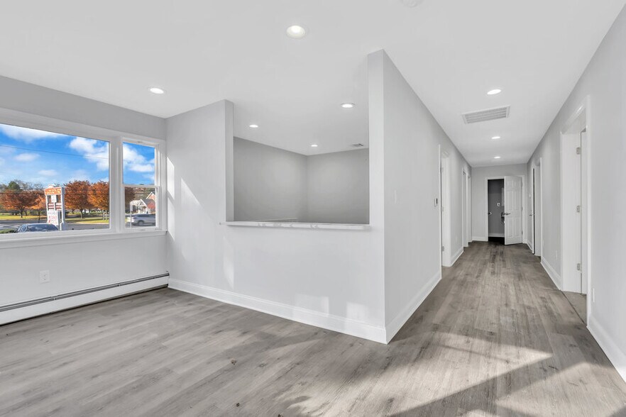 411 State Route 34 N, Colts Neck, NJ à louer - Photo intérieure – Image 3 sur 23