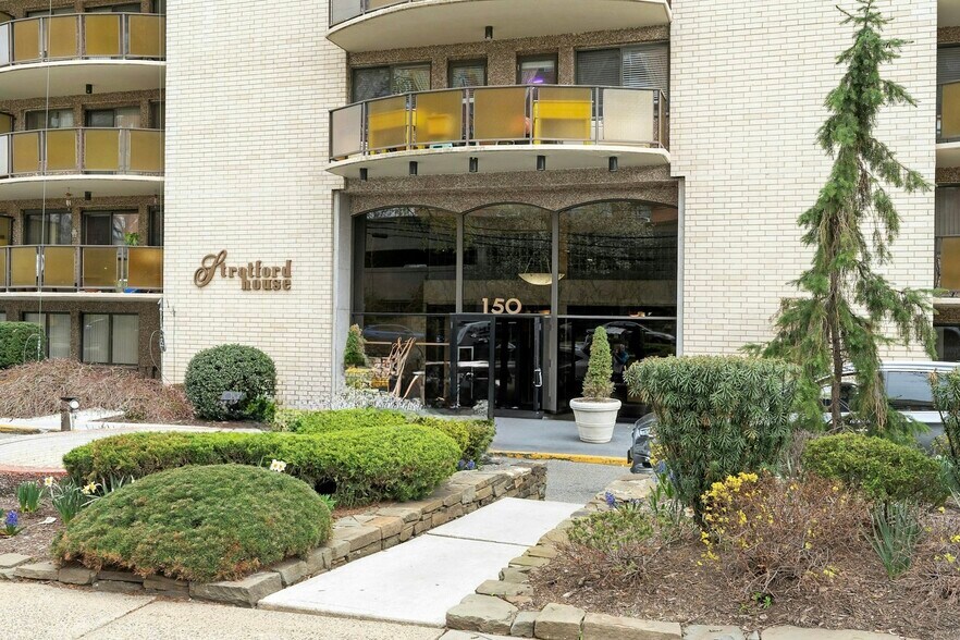 150 Overlook Ave, Hackensack, NJ à vendre - Photo de l’immeuble – Image 2 sur 12