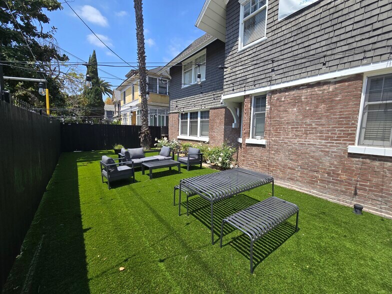 1257 W Adams Blvd, Los Angeles, CA à vendre - Photo de l’immeuble – Image 2 sur 9
