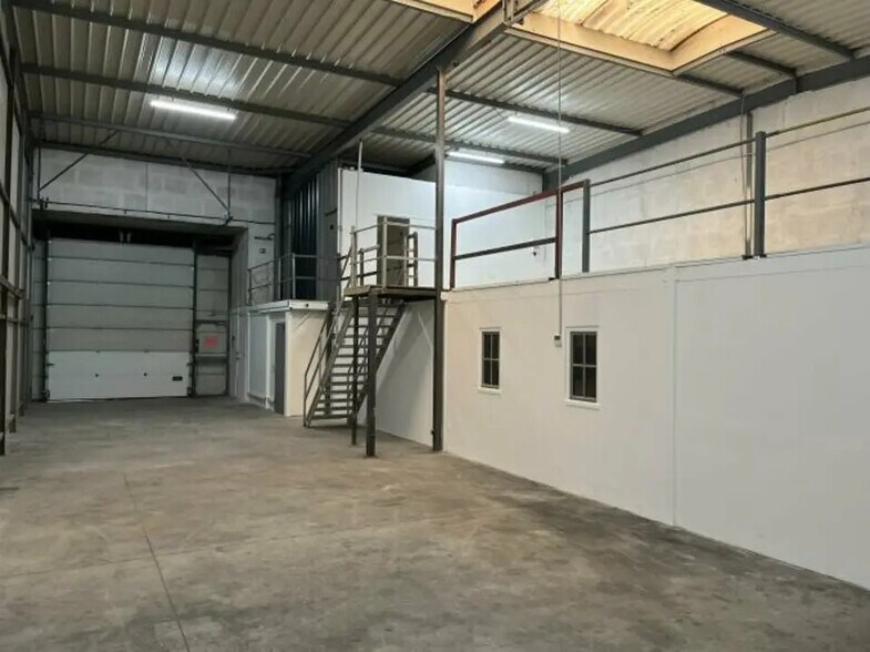 Local d’activités dans Bondy à louer - Photo de l’immeuble – Image 2 sur 4