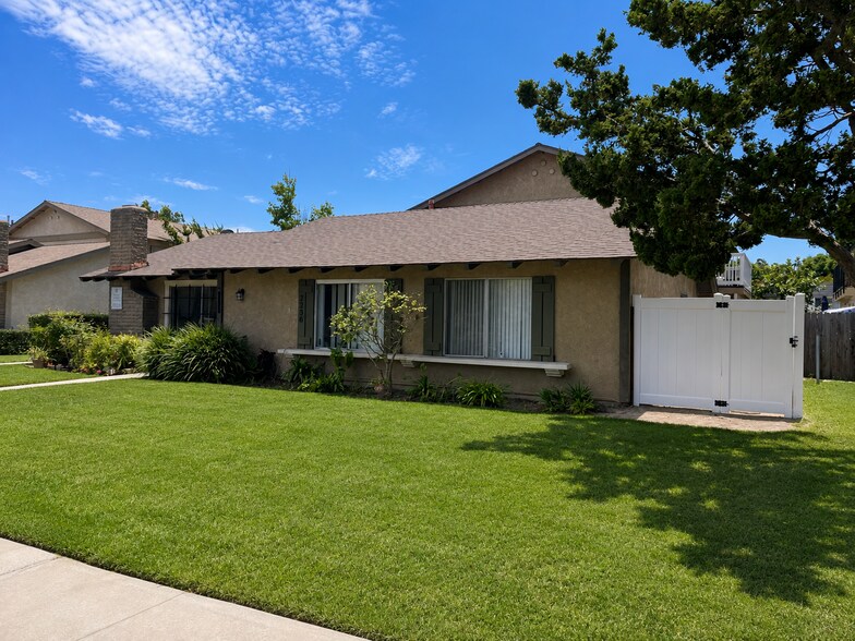 2236 Franzen Ave, Santa Ana, CA à vendre - Photo de l’immeuble – Image 2 sur 5