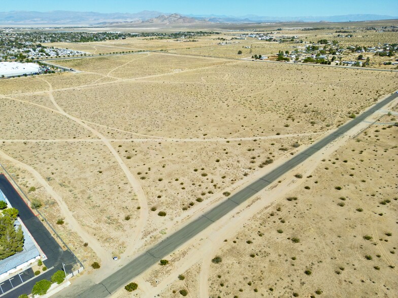 E Dolphin Ave, Ridgecrest, CA à vendre - Aérien – Image 1 sur 32