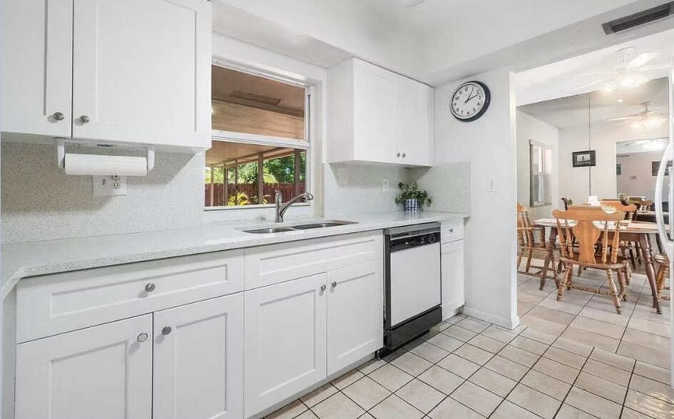 2211 SE 3rd St, Boynton Beach, FL à vendre - Photo intérieure – Image 2 sur 6