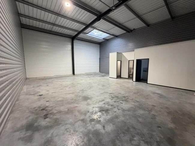 Plus de détails pour Local d'activités à louer