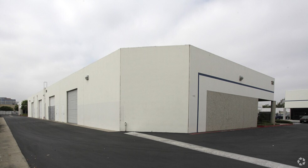 130 E Dyer Rd, Santa Ana, CA à louer - Photo de l’immeuble – Image 2 sur 5