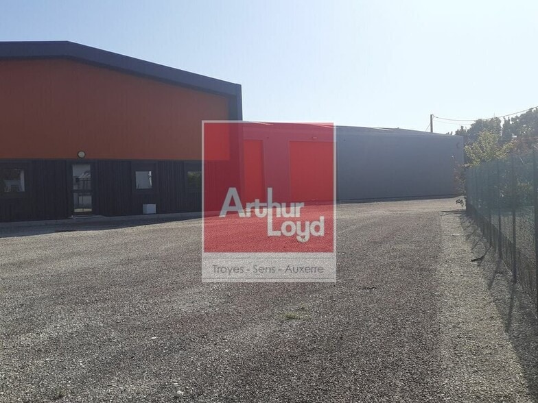 Industriel/Logistique dans Saint-Parres-lès-Vaudes à louer - Photo de l’immeuble – Image 1 sur 5