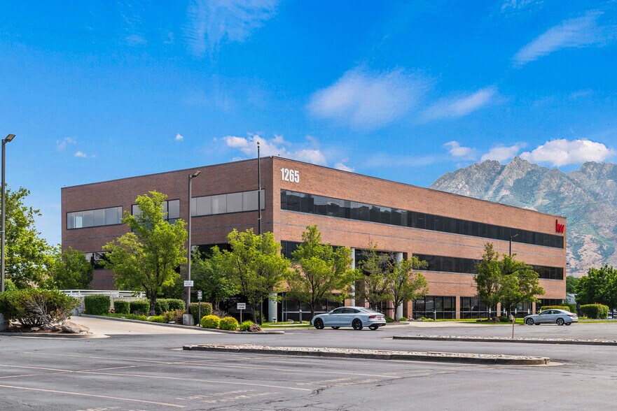 1225 E Fort Union Blvd, Cottonwood Heights, UT à louer - Photo de l’immeuble – Image 1 sur 7