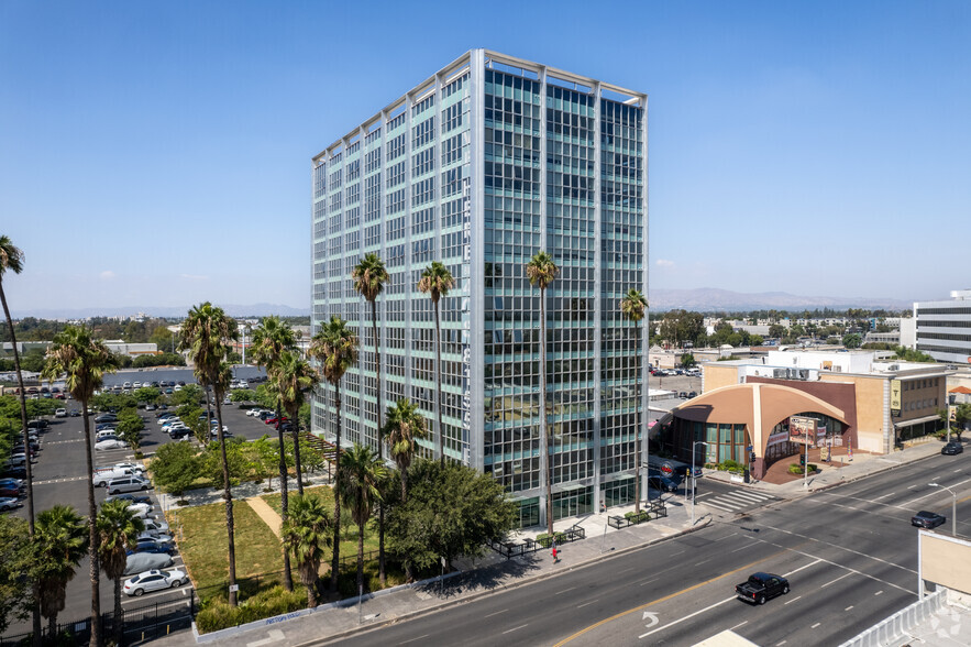 8155 Van Nuys Blvd, Van Nuys, CA à louer - Photo de l’immeuble – Image 1 sur 23