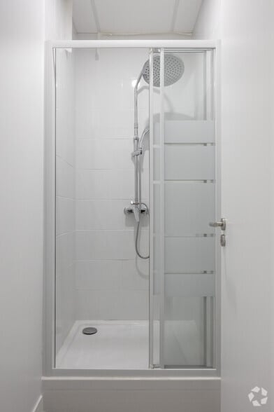 92 Rue Marguerite De Rochechouart, Paris à louer - Photo intérieure – Image 3 sur 16
