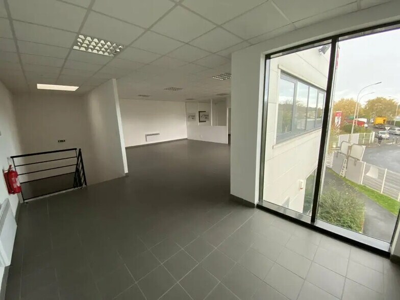Local d’activités dans Stains à louer - Photo de l’immeuble – Image 3 sur 6