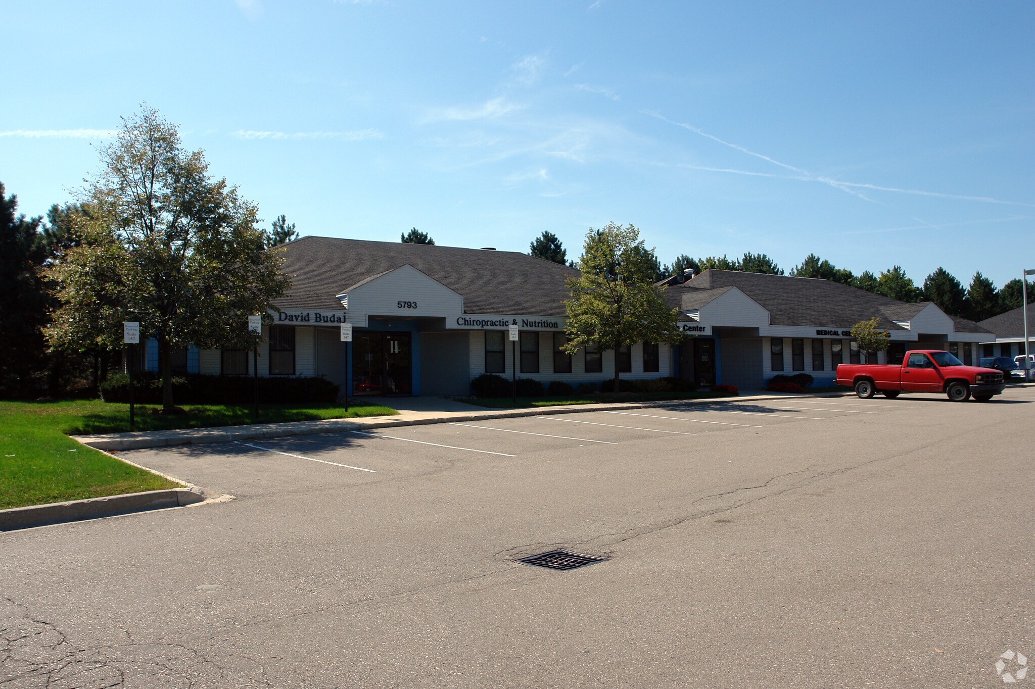 5793 W Maple Rd, West Bloomfield, MI à louer Photo de l’immeuble– Image 1 sur 4