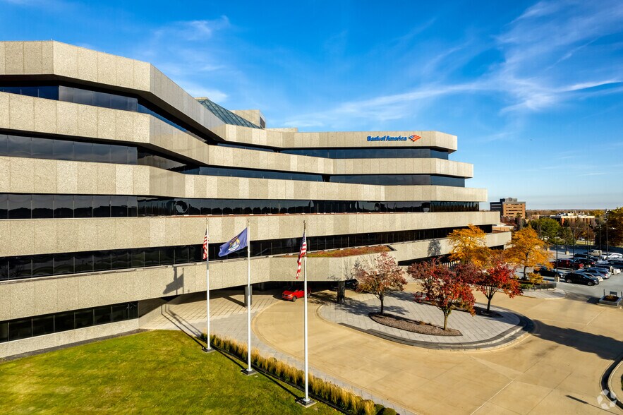 2600 W Big Beaver Rd, Troy, MI à louer - Photo de l’immeuble – Image 1 sur 22