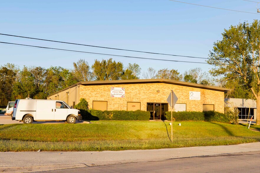 38-40 Wilson Rd, Humble, TX à louer - Photo de l’immeuble – Image 3 sur 8