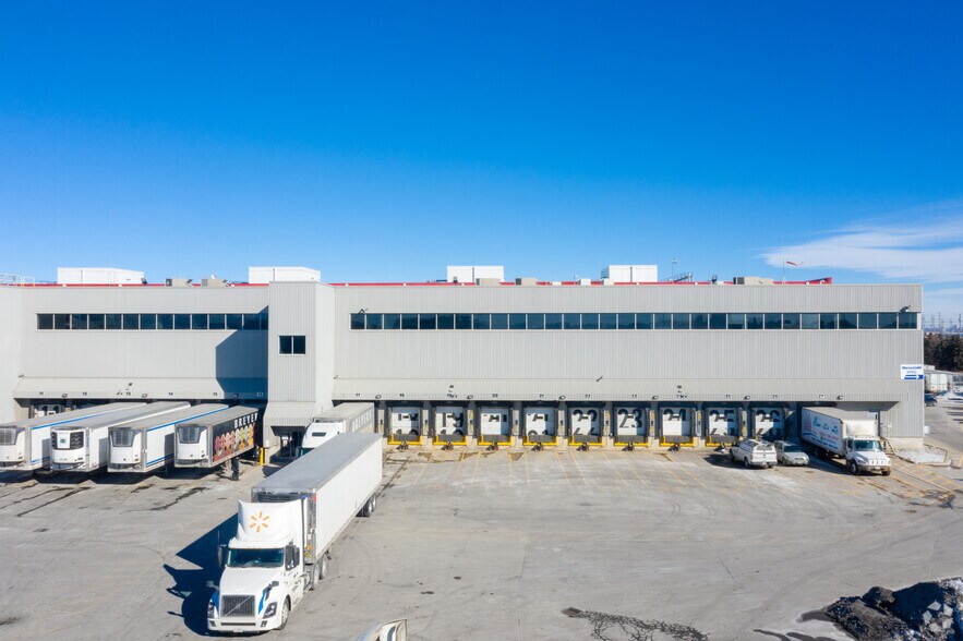 107 Walker Dr, Brampton, ON à louer - Photo de l’immeuble – Image 3 sur 4