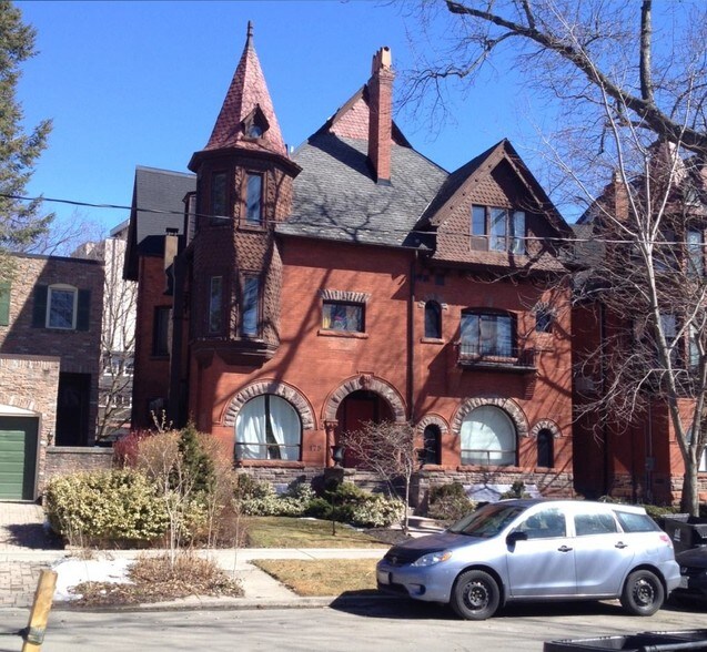 173-175 Madison Ave, Toronto, ON à vendre - Photo de l’immeuble – Image 1 sur 8