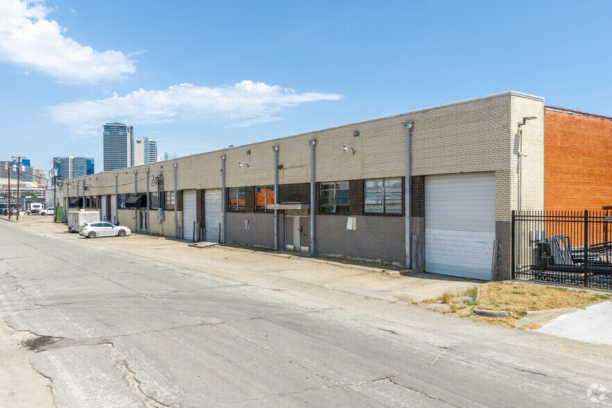 1041 N Riverfront Blvd, Dallas, TX à vendre - Photo principale – Image 1 sur 19