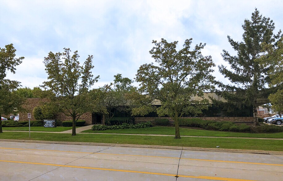 25869 Kelly Rd, Roseville, MI à vendre - Photo principale – Image 1 sur 2