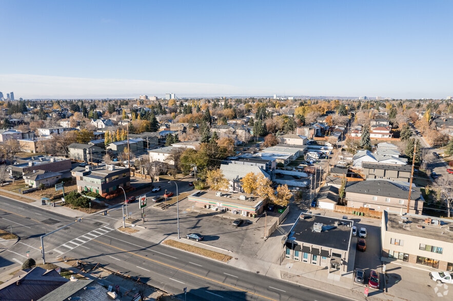 2903 Centre St NW, Calgary, AB à louer - Aérien – Image 3 sur 5