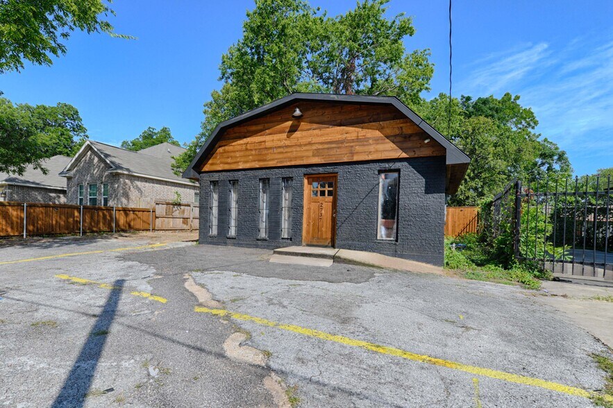 2737 Carpenter Ave, Dallas, TX à louer - Photo de l’immeuble – Image 2 sur 13