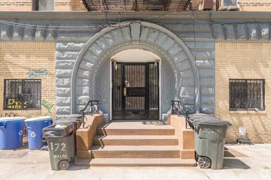 692 Macon St, Brooklyn, NY à vendre - Photo de l’immeuble – Image 2 sur 7