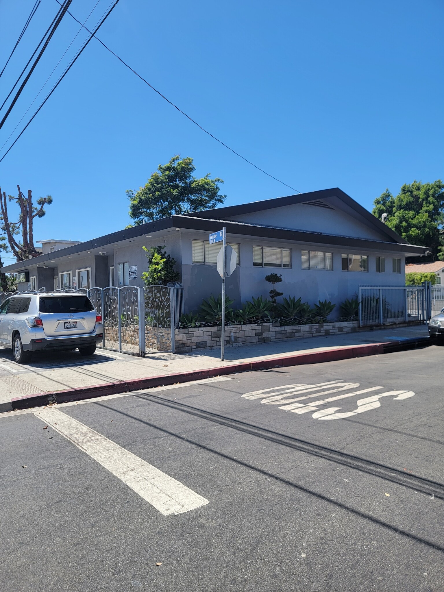 11101 Venice Blvd, Los Angeles, CA à louer Photo de l’immeuble– Image 1 sur 6