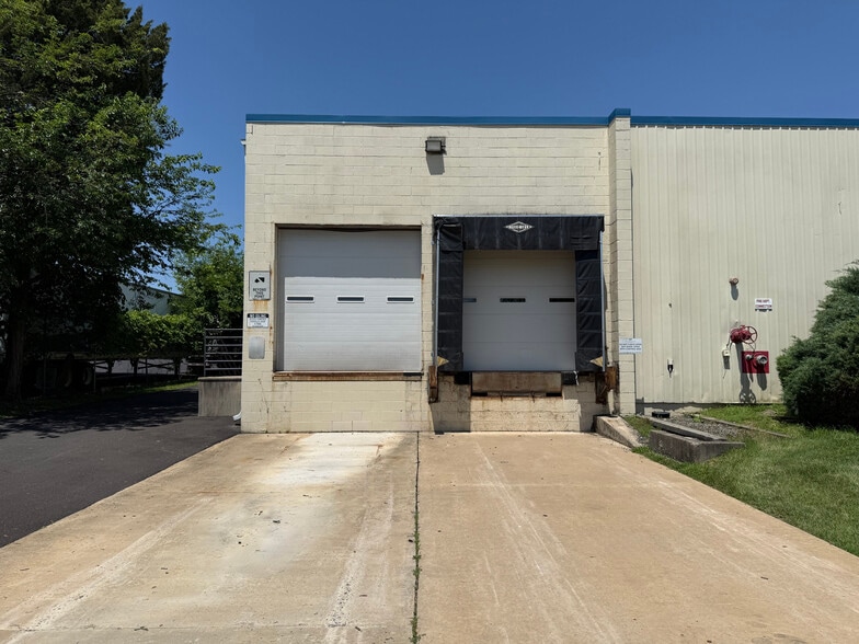 200 Commerce Dr, Montgomeryville, PA à vendre - Photo de l’immeuble – Image 3 sur 16