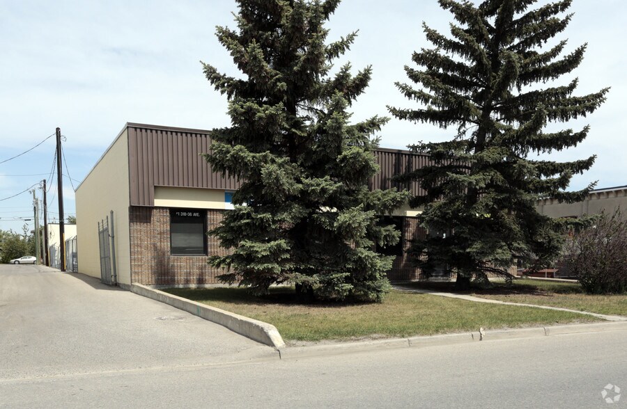 318 36th Ave NE, Calgary, AB à louer - Photo principale – Image 2 sur 4