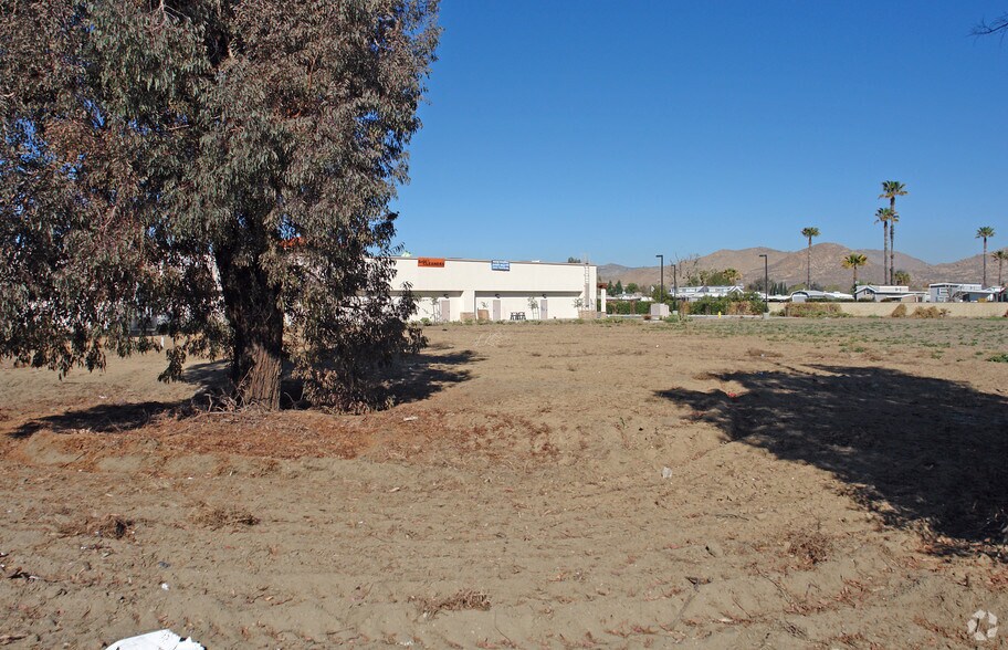 W Florida Ave, Hemet, CA à louer - Photo de l’immeuble – Image 2 sur 4