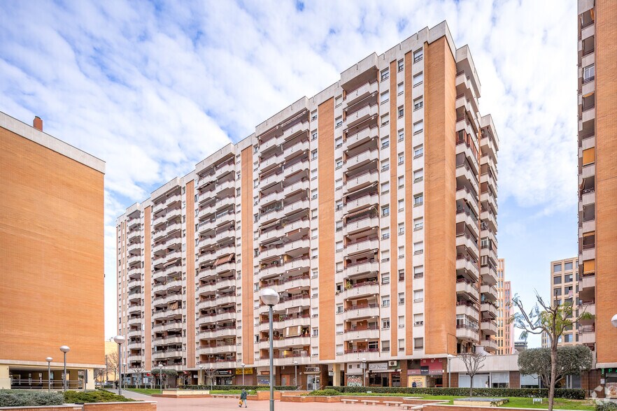 Immeuble residentiel dans L'Hospitalet de Llobregat, Barcelona à vendre - Photo principale – Image 1 sur 4