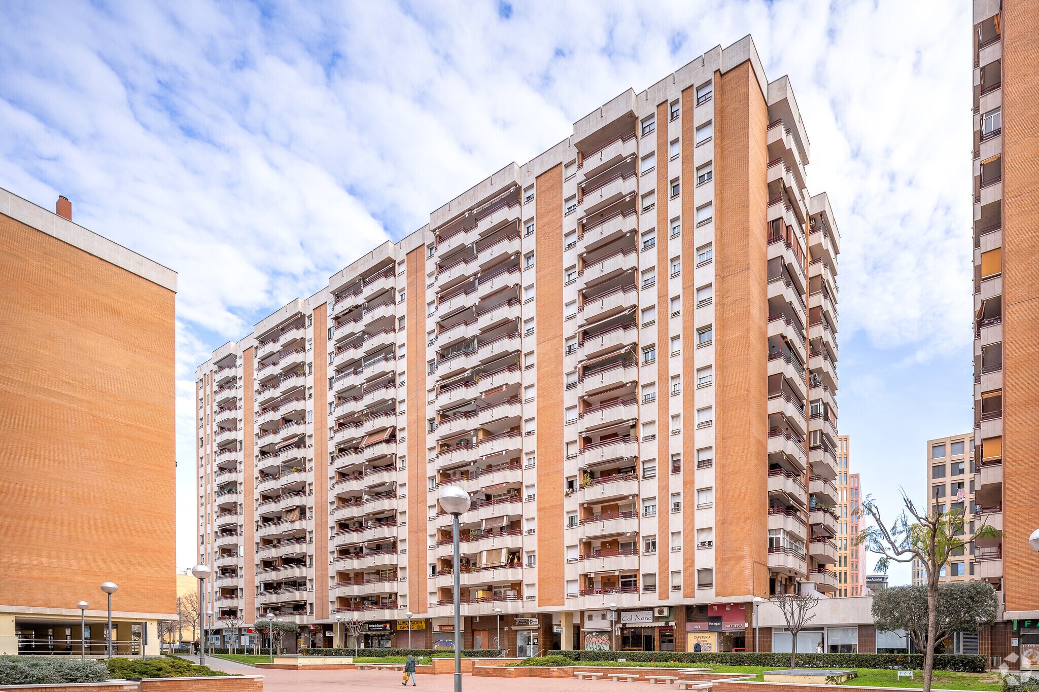 Immeuble residentiel dans L'Hospitalet de Llobregat, Barcelona à vendre Photo principale– Image 1 sur 5