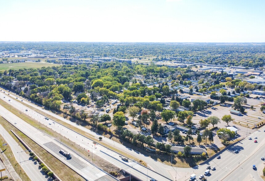 4501 W 12th St, Sioux Falls, SD à vendre - Photo de l’immeuble – Image 2 sur 7