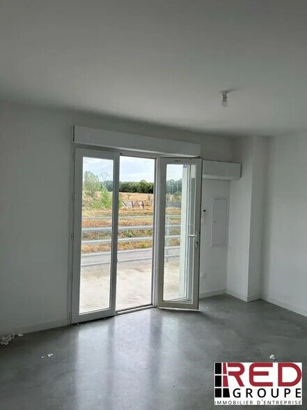 Bureau dans CHÂTEAUNEUF-LE-ROUGE à louer - Photo de l’immeuble – Image 1 sur 5