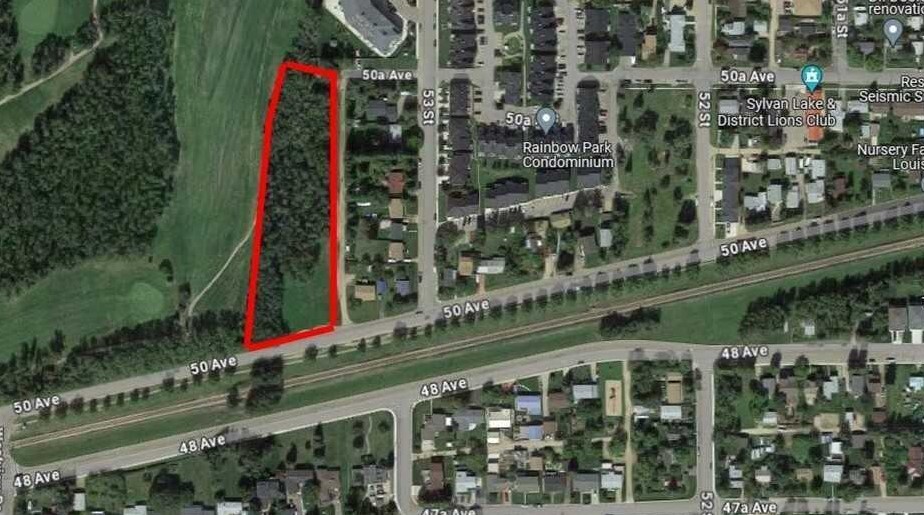 5310 50 Av, Sylvan Lake, AB à vendre - Aérien – Image 1 sur 4